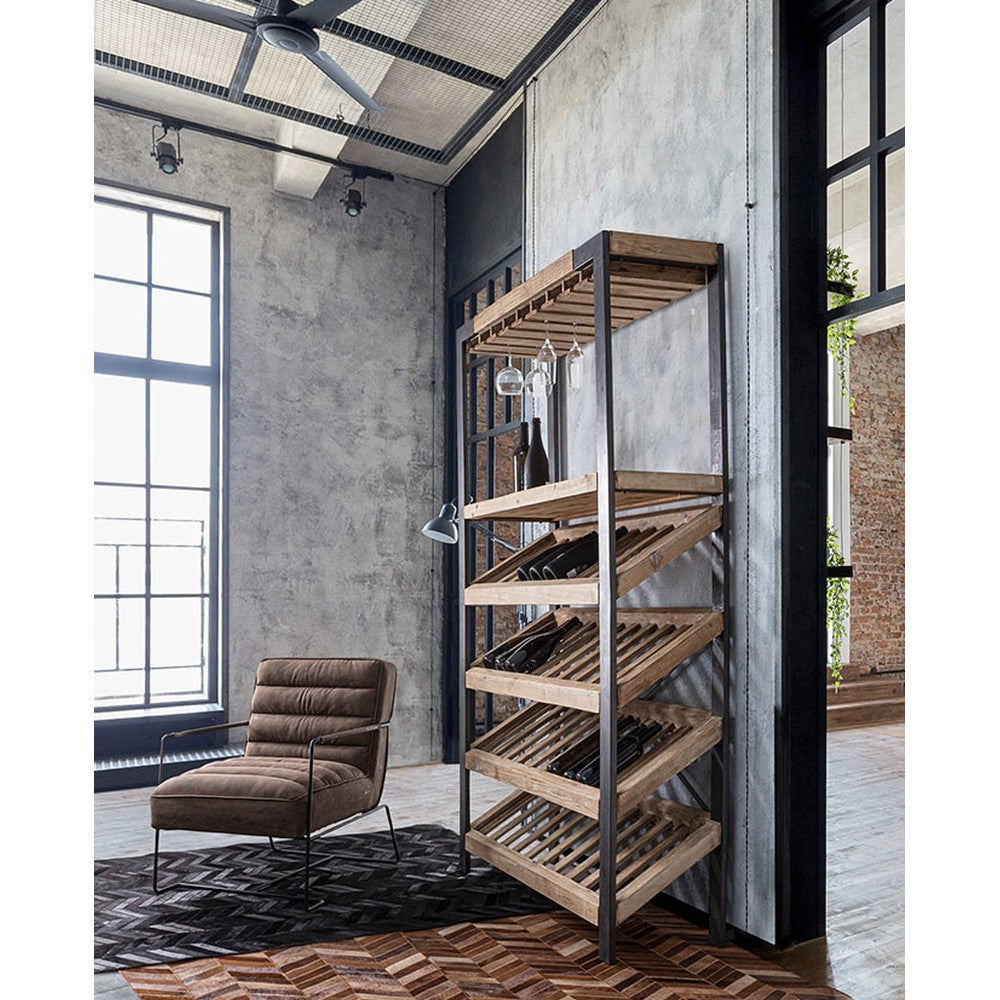 Loft stílusú bortartó polcos állvány, szürke fal előtt, megrakva borospalackokkal és poharakkal. Loft stílusú bortartó polcos állvány, szürke fal előtt, megrakva borospalackokkal és poharakkal.