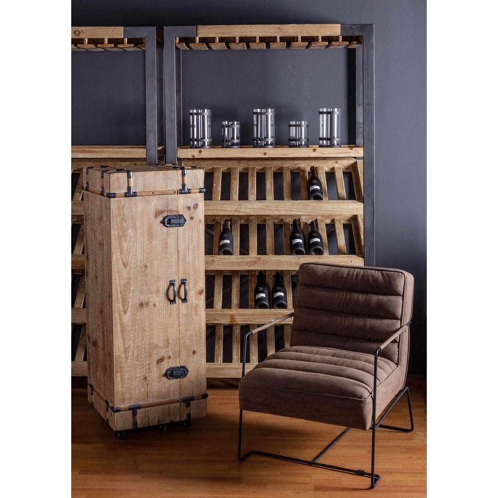 Loft stílusú bortartó polcos állvány, szürke fal előtt, megrakva borospalackokkal és poharakkal. Loft stílusú bortartó polcos állvány, szürke fal előtt, megrakva borospalackokkal és poharakkal.