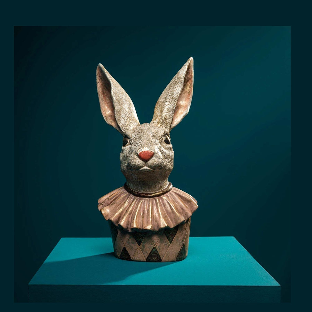 Nagyméretű 50 cm magas, Fub Funky stílusú, kárómintás, galléros nyuszi mellszobor. Nagyméretű 50 cm magas, Fub Funky stílusú, kárómintás, galléros nyuszi mellszobor.