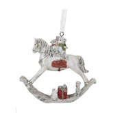 Mackókkal díszített, fehér színű, hintaló formájú karácsonyfadísz.