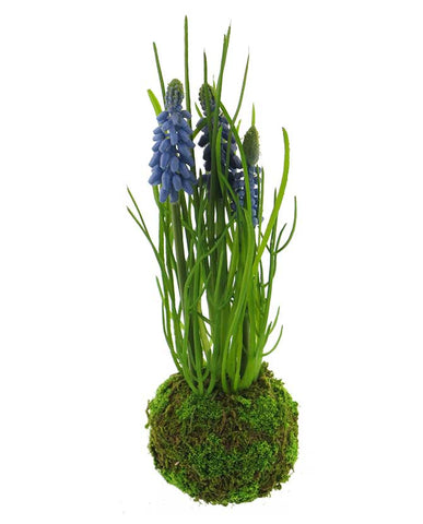 Élethű, 25 cm magas kék színű mű gyöngyike kompozíció zöld fűvel mohalabdában