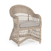 Vidéki vintage stílusú, natúr színű műrattan kerti fotel, bézs színű olefin ülőpárnával.