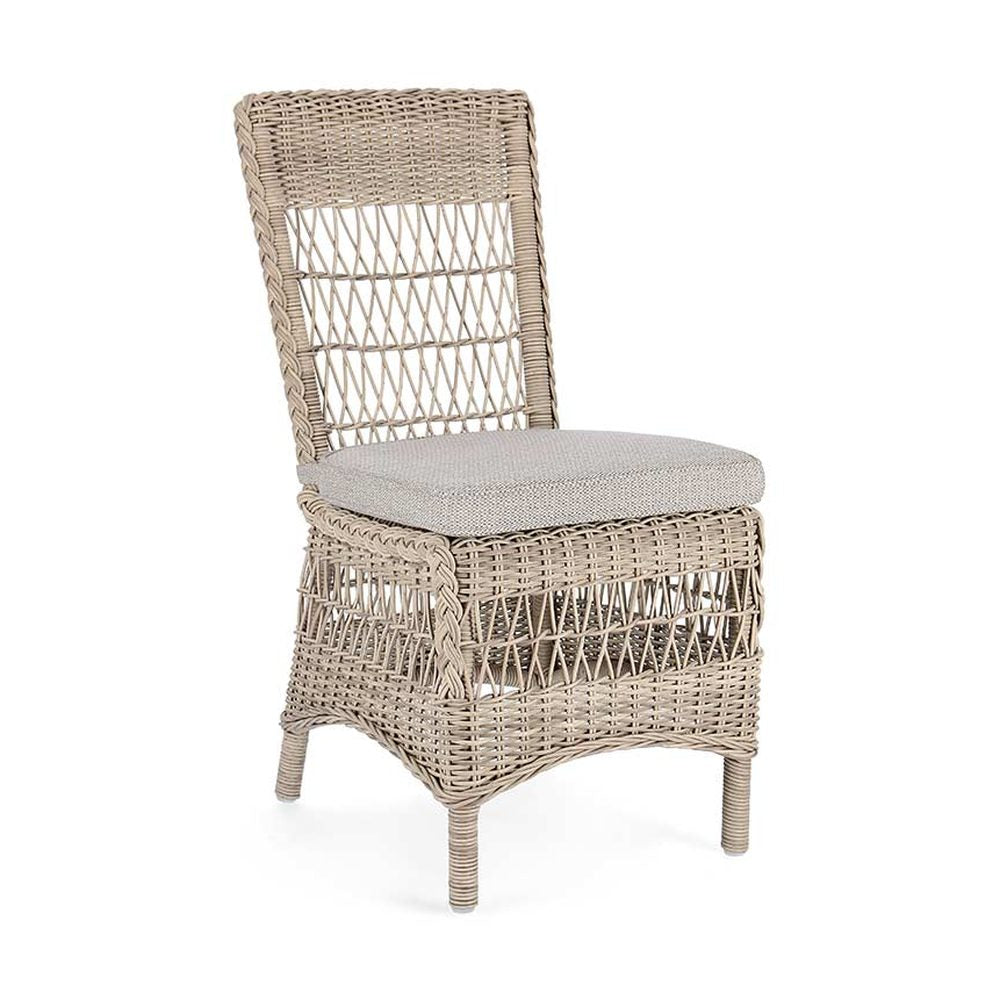 Vidéki vintage stílusú, natúr színű műrattan kerti szék, bézs színű olefin ülőpárnával.