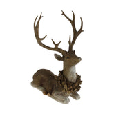 Erdei fenyőtoboz koszorúval díszített, nagyméretű karácsonyi szarvas figura .