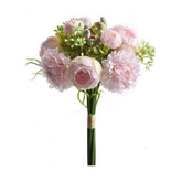 Élethű megjelenésű, mesterséges rózsaszín színű dáliából és pünkösdirózsából készült művirág csokor