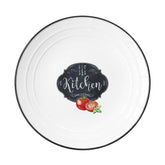 Fekete szegéjű, fehér színű porcelán lapostányér paradicsom mintával, kitchen felirattal
