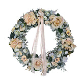 Élethű mesterséges művirágokból készült, ekrü színű csipkeszalagokkal díszített ajtókopogtató koszorú