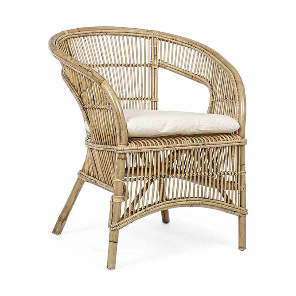 Natúr színű rattan karosszék, ekrü színű ülőpárnával.