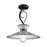 Mázas kerámiából és fémből készült, kézműves mennyezeti lámpa.