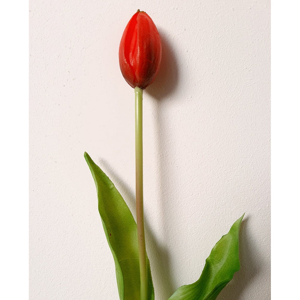 Élethű megjelenésű, piros színű bimbós tulipán művirág Élethű megjelenésű, piros színű bimbós tulipán művirág