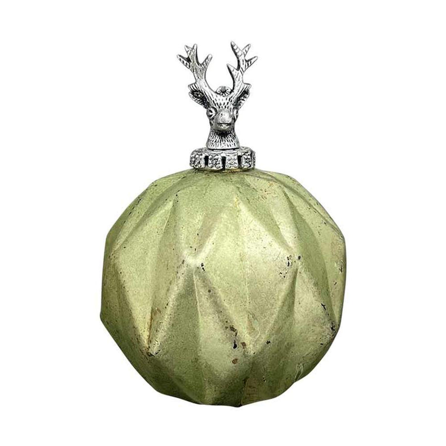 Vintage stílusú, 10 cm átmérőjű, fém szarvasfejes foglalattal díszített, rusztikus, patinás felületű, antikolt zöld színű, gömb formájú, bordázott üvegből készült kézműves karácsonyfadísz.