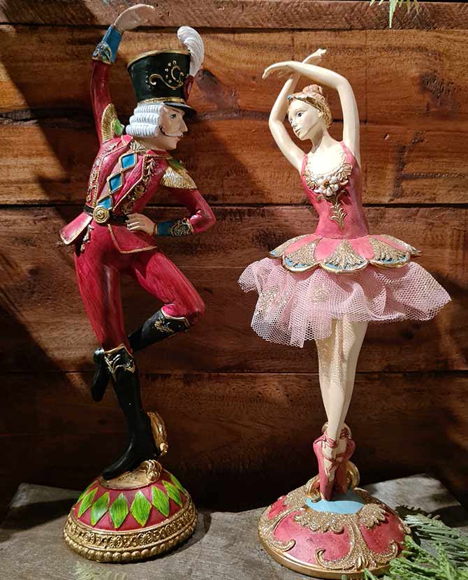 Klasszikus stílusú, 29,4 és 26,7 cm magas, mesebeli karácsonyi katona és balerina figura szett.