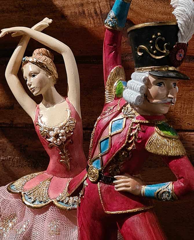 Klasszikus stílusú, 29,4 és 26,7 cm magas, mesebeli karácsonyi katona és balerina figura szett.