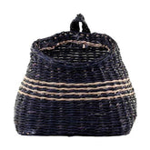 Vidéki, skandináv stílusú, 20 cm magas, fekete színű tengerifűből készült, kézműves fali kosár tároló.