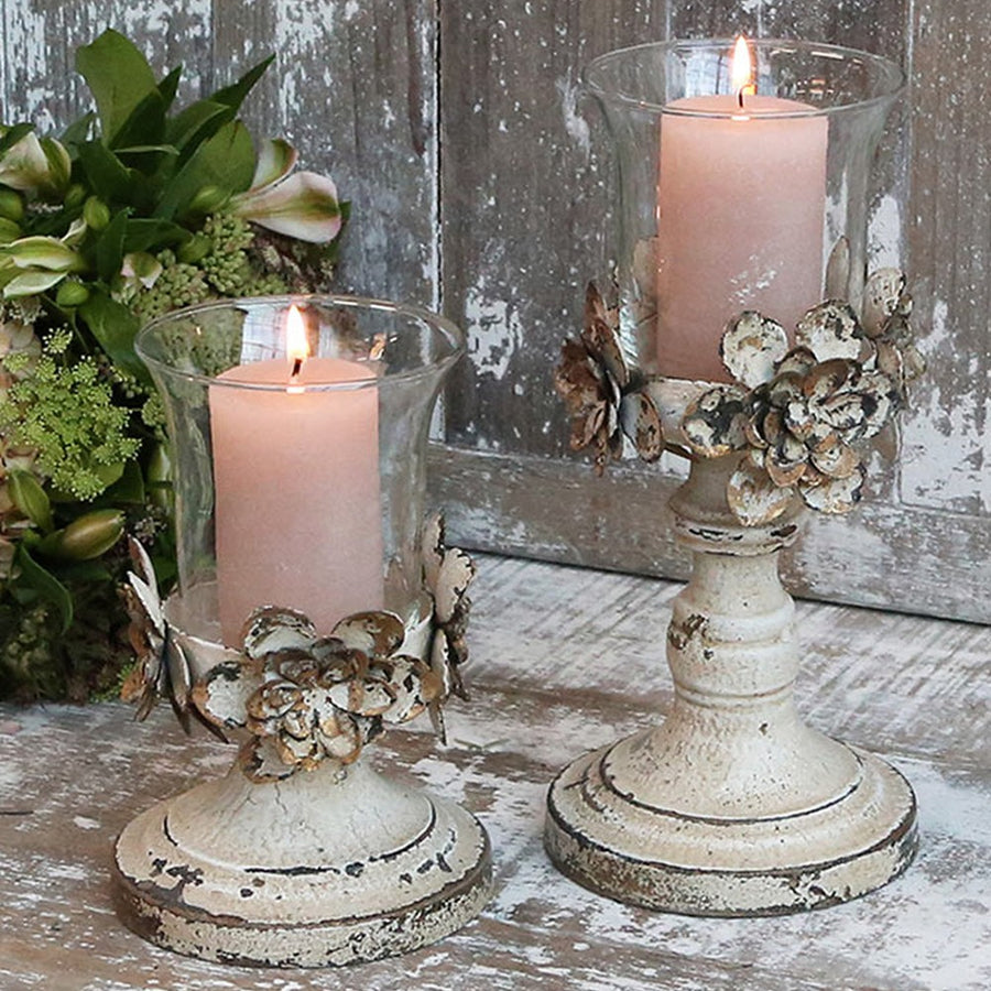 Shaby Chic, vintage stílusú kopottan sikkes megjelenésű, antikolt krém színű fém virágokkal díszített üvegkelyhes gyertyatartó
