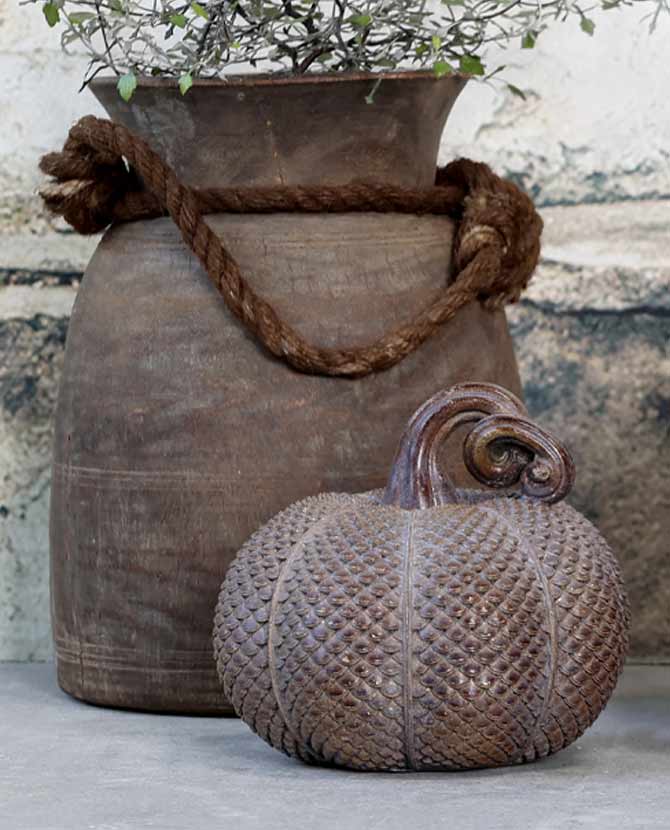 Dombormintás felületű, antik arany mokka színű vintage stílusú dísztök dekoráció barna vázával.