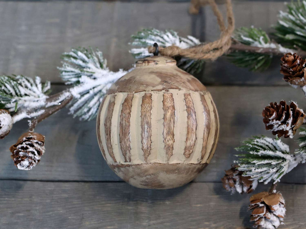 Vintage fa gömb karácsonyfadísz, havas fenyőággal.