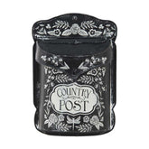 Vintage stílusú, fémből készült, fehér színű növényi dombormintával díszített, "Country Post" feliratú antik fekete dekor postaláda