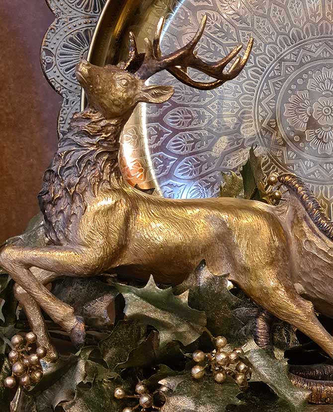 ntikolt felületű, aranyszínű, szarvas húzta karácsonyi szán dekoráció.