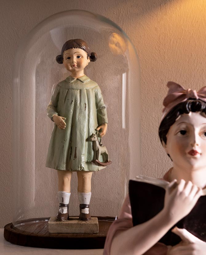 Vintage stílusú, antikolt felületű kislányfigura babával