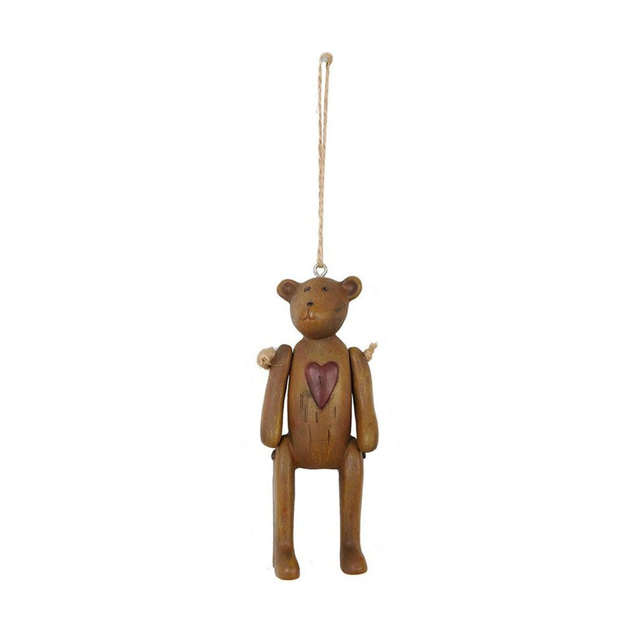 Vintage stílusú, 10 cm magas, függeszthető kialakítású, barna színű, fa hatású maci figura.