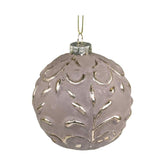 Vintage stílusú, aranyszínű növényi dombormintával díszített, gömb formájú, mokkaszínű üveg karácsonyfadísz.