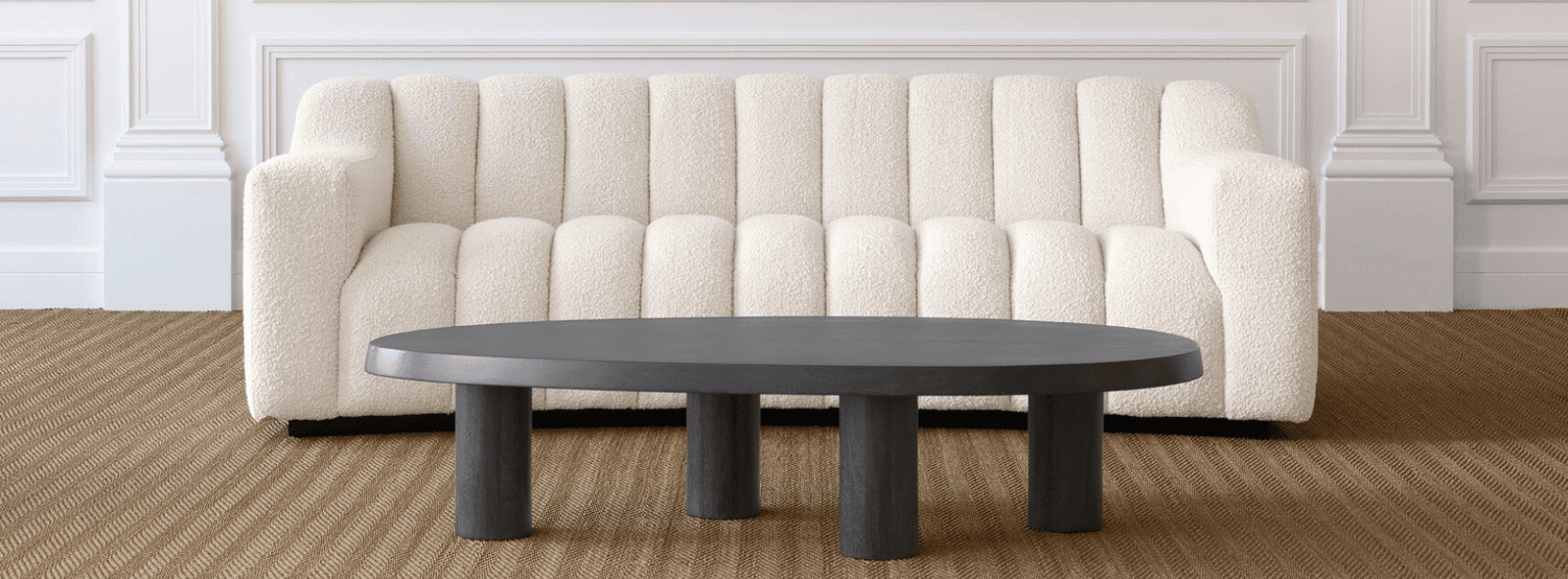 Krémszínű buklé design kanapé kortárs dohányzóasztallal.