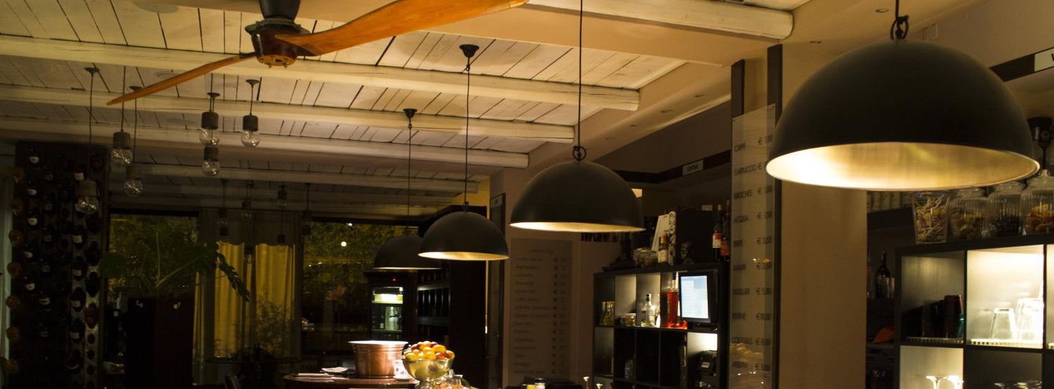 Bárpult a Moretti Luce Circle kollekció lámpáival megvilágítva