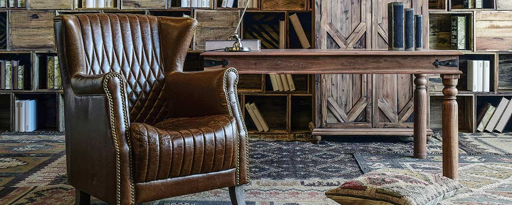 A Loft&Vintage vintage stílusú kollekciójának borítóképe vintage bőrfotel vintage fa bútorzat előtt
