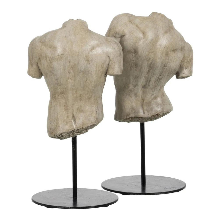 Mészkőhatású, krémszínű, 2 darabos szobor töredék, fekete fém talapzaton..