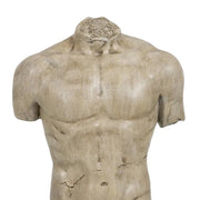 Mészkőhatású, krémszínű, 2 darabos szobor töredék, fekete fém talapzaton..