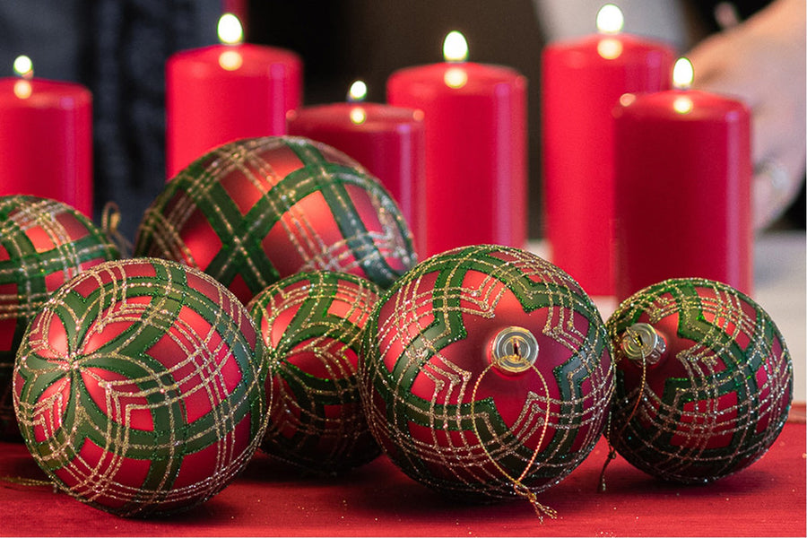 Skót kockás mintázatú, üveg karácsonyfadísz szett.