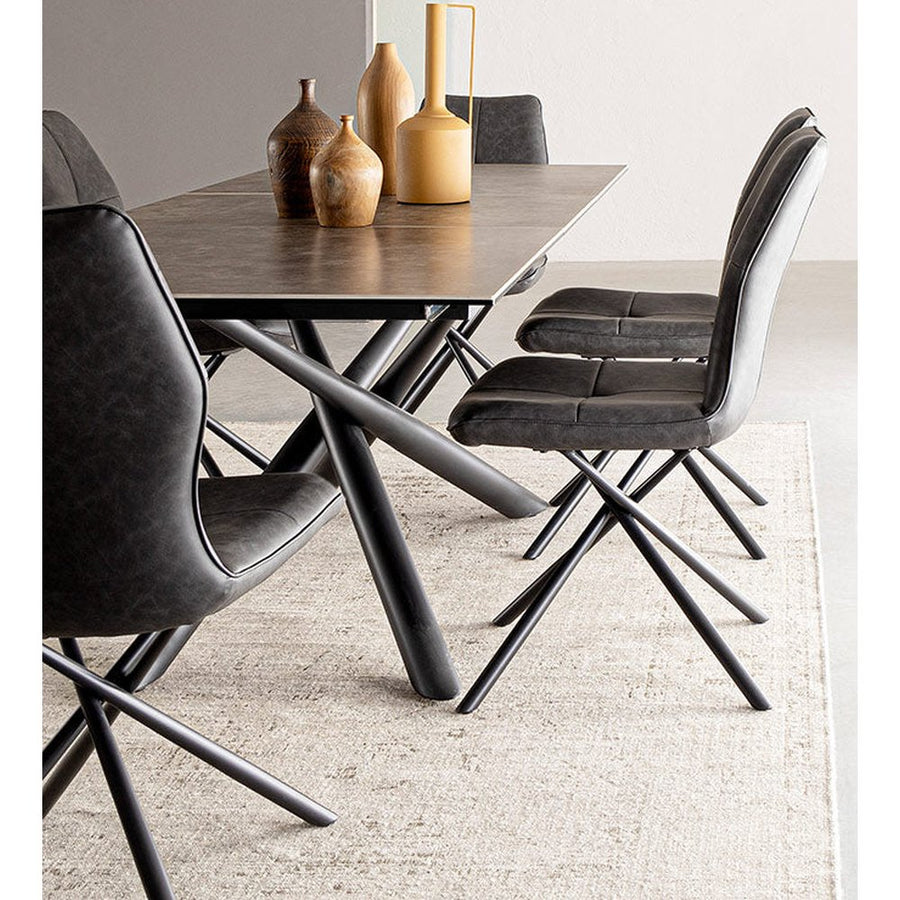 Szén szürke színű műbőr szövettel kárpitozott, kortárs dizájn étkezőszék.