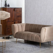 Pezsgőszínű bársonnyal kárpitozott, 2 személyes kanapé.