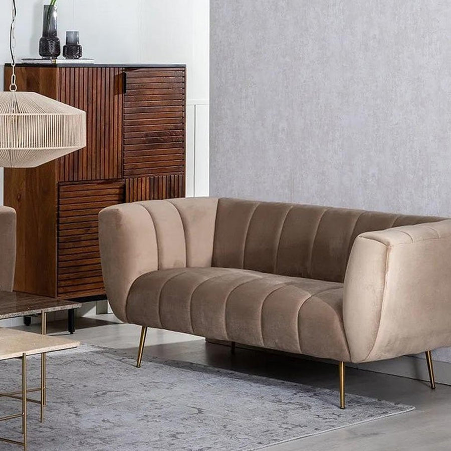 Pezsgőszínű bársonnyal kárpitozott, 2 személyes kanapé.