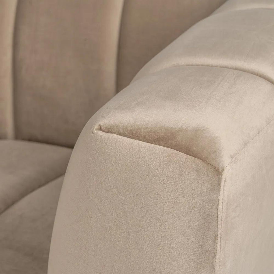 Pezsgőszínű bársonnyal kárpitozott, 2 személyes kanapé.