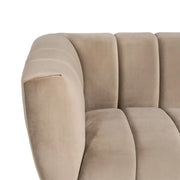 Pezsgőszínű bársonnyal kárpitozott, 2 személyes kanapé.