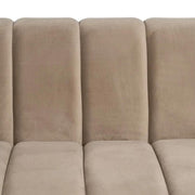 Pezsgőszínű bársonnyal kárpitozott, 2 személyes kanapé.