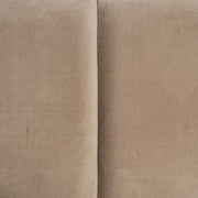 Pezsgőszínű bársonnyal kárpitozott, 2 személyes kanapé.