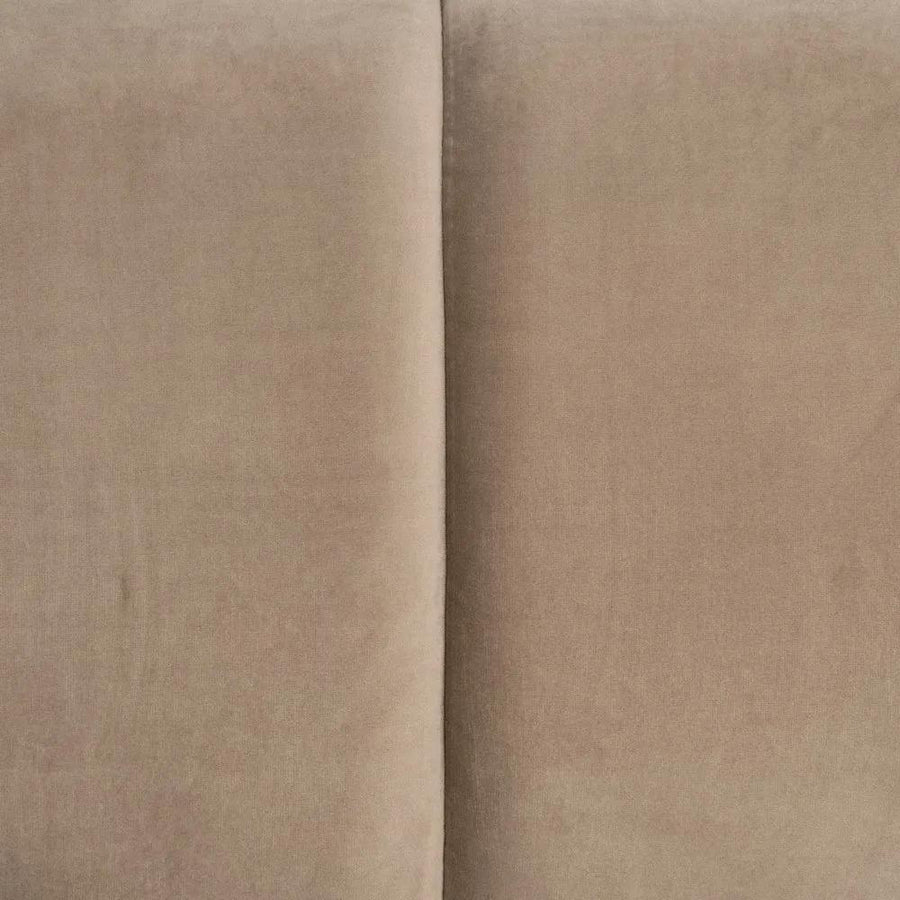 Pezsgőszínű bársonnyal kárpitozott, 2 személyes kanapé.