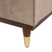 Pezsgőszínű bársonnyal kárpitozott, 2 személyes kanapé.