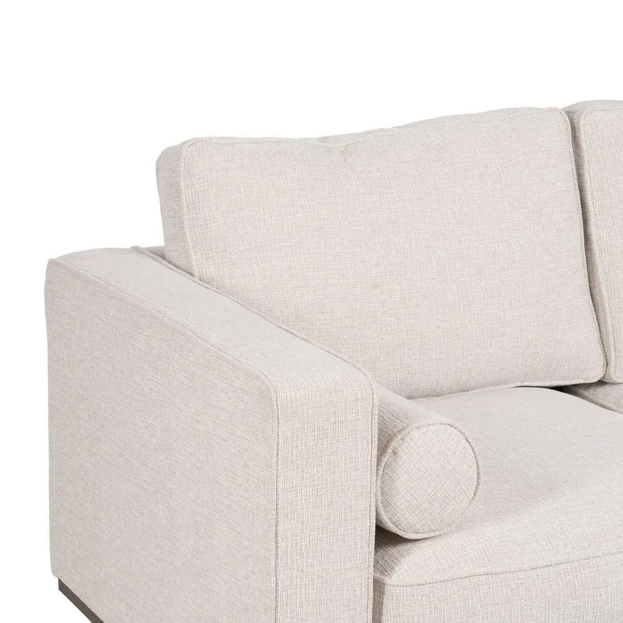 Bézs színű szövettel kárpitozott, 2 személyes kanapé.