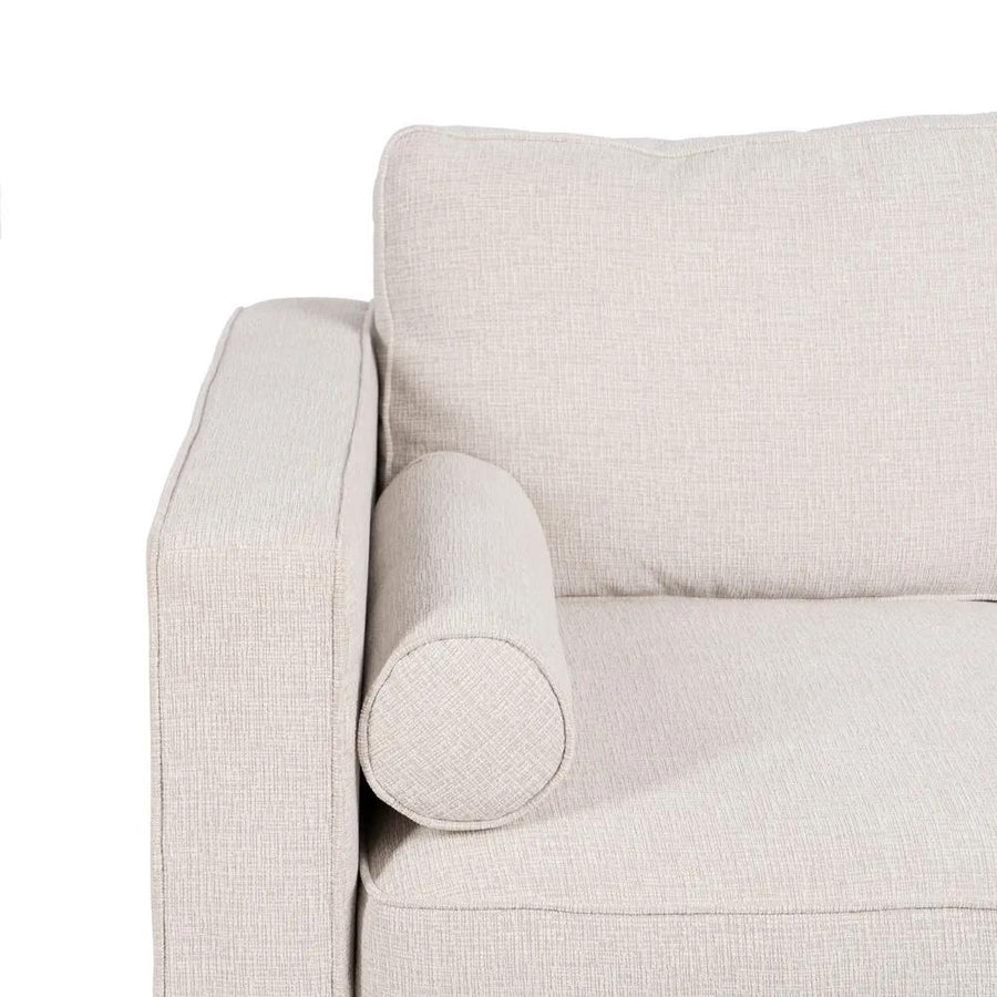 Bézs színű szövettel kárpitozott, 2 személyes kanapé.