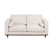 Bézs színű szövettel kárpitozott, 2 személyes kanapé.