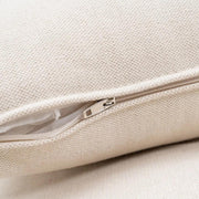 Bézs színű pamutvászon kárpitozású, kényelmes párnákkal ellátott kortárs kanapé..