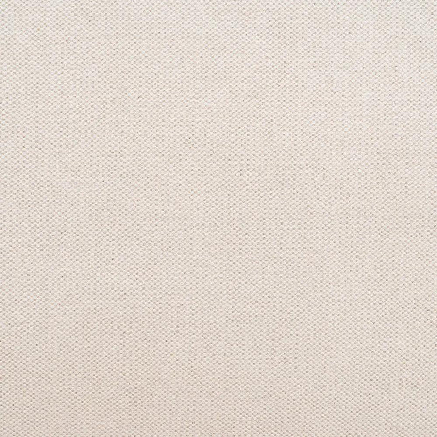 Bézs színű pamutvászon kárpitozású, kényelmes párnákkal ellátott kortárs kanapé..