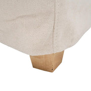 Bézs színű pamutvászon kárpitozású, kényelmes párnákkal ellátott kortárs kanapé..