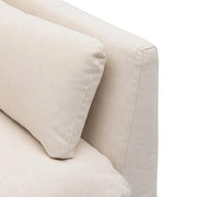 Bézs színű pamutvászon kárpitozású, kényelmes párnákkal ellátott kortárs kanapé..