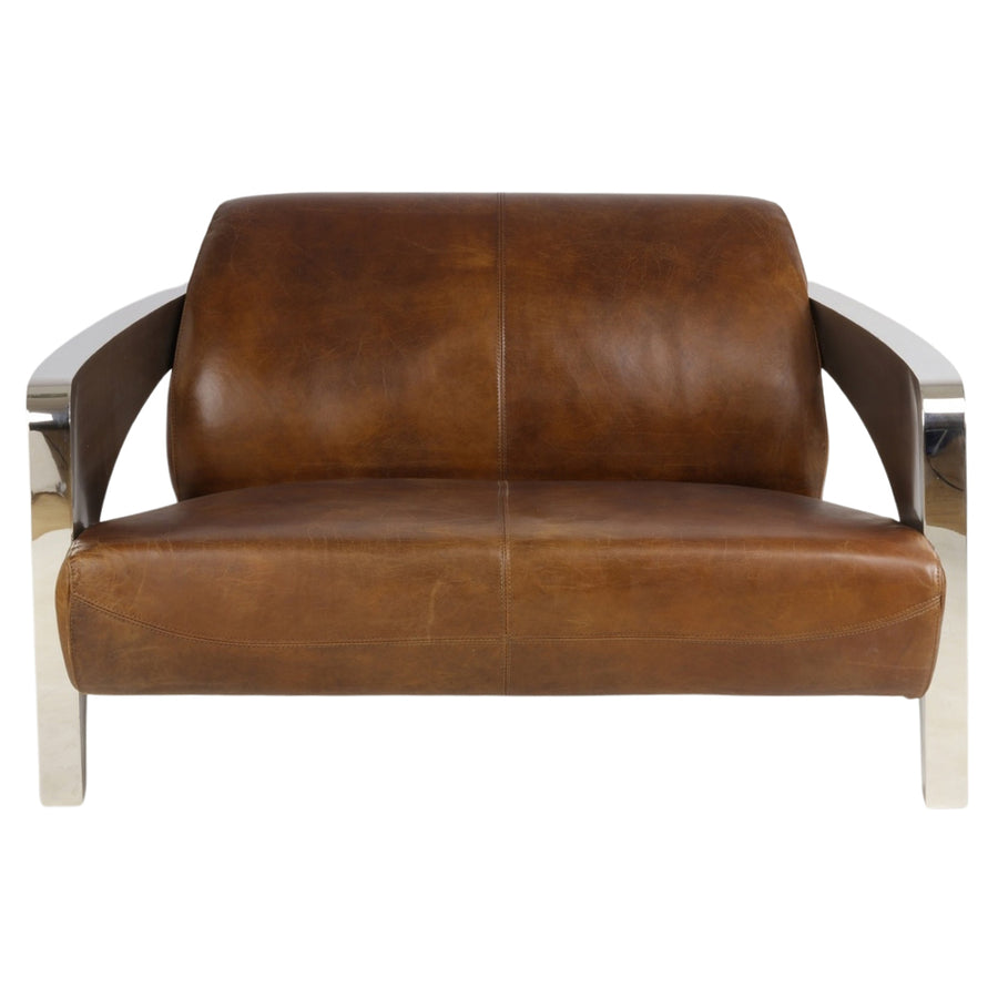 LE RUTILANT vintage stílusú bőrkanapé dohánybarna marhabőr kárpittal és polírozott acél karfákkal szemből nézve.