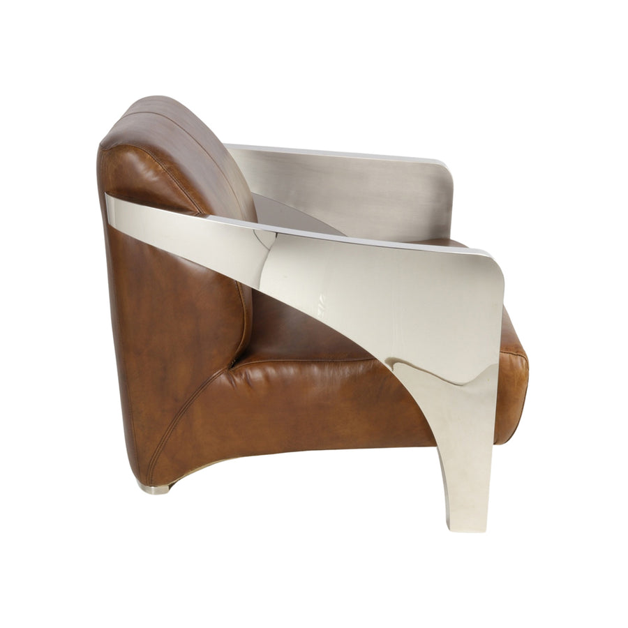 Dohánybarna marhabőrrel kárpitozott kanapé modern, tükörfényes rozsdamentes acél karfákkal bal oldalról.